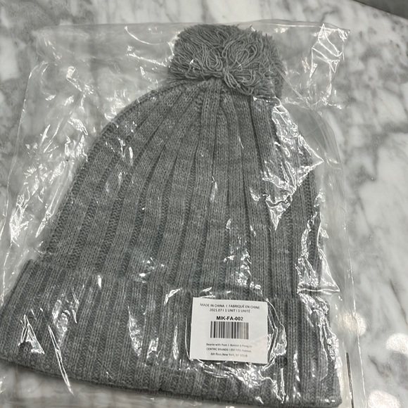 NWT Micheal kors toque / beanie grey with pom - Picture 4 of 12